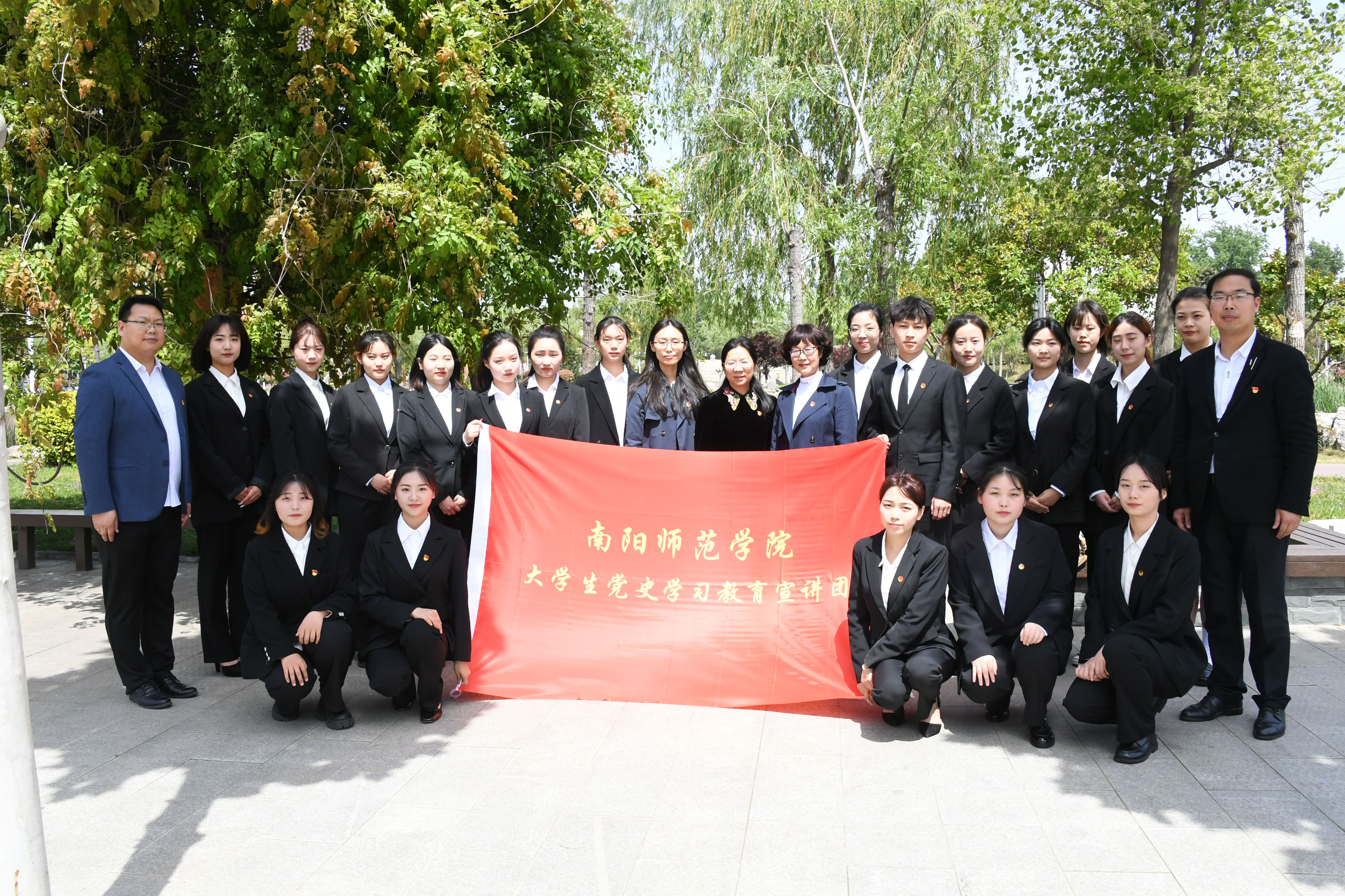 6刘吕红教授与必赢官网党史学习教育大学生宣讲团成员合影.JPG