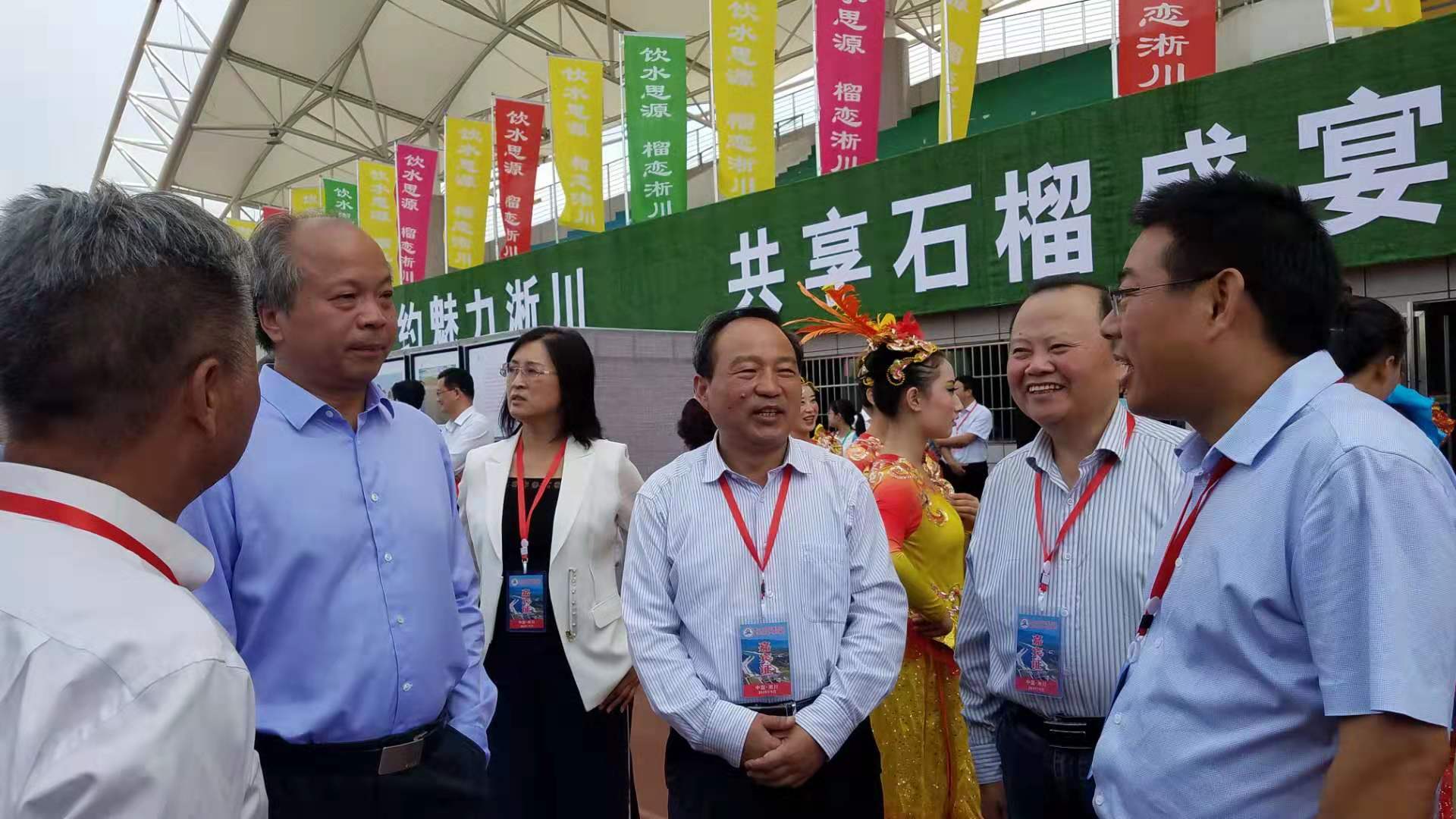 1副校长曹天杰与中国园艺学会石榴分会理事长曹尚银和合作企业交谈.jpg