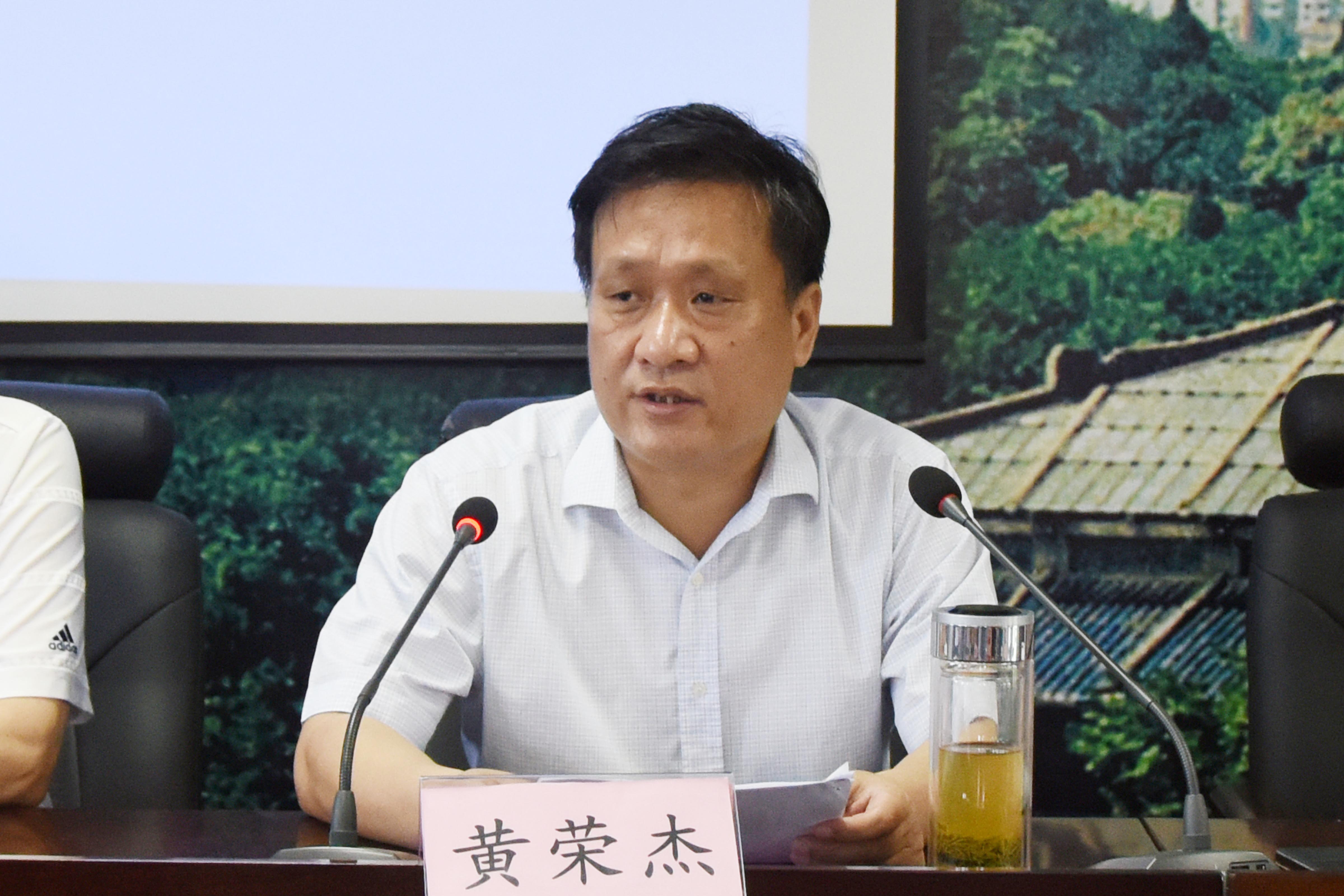 3校党委书记黄荣杰做开班讲话.jpg