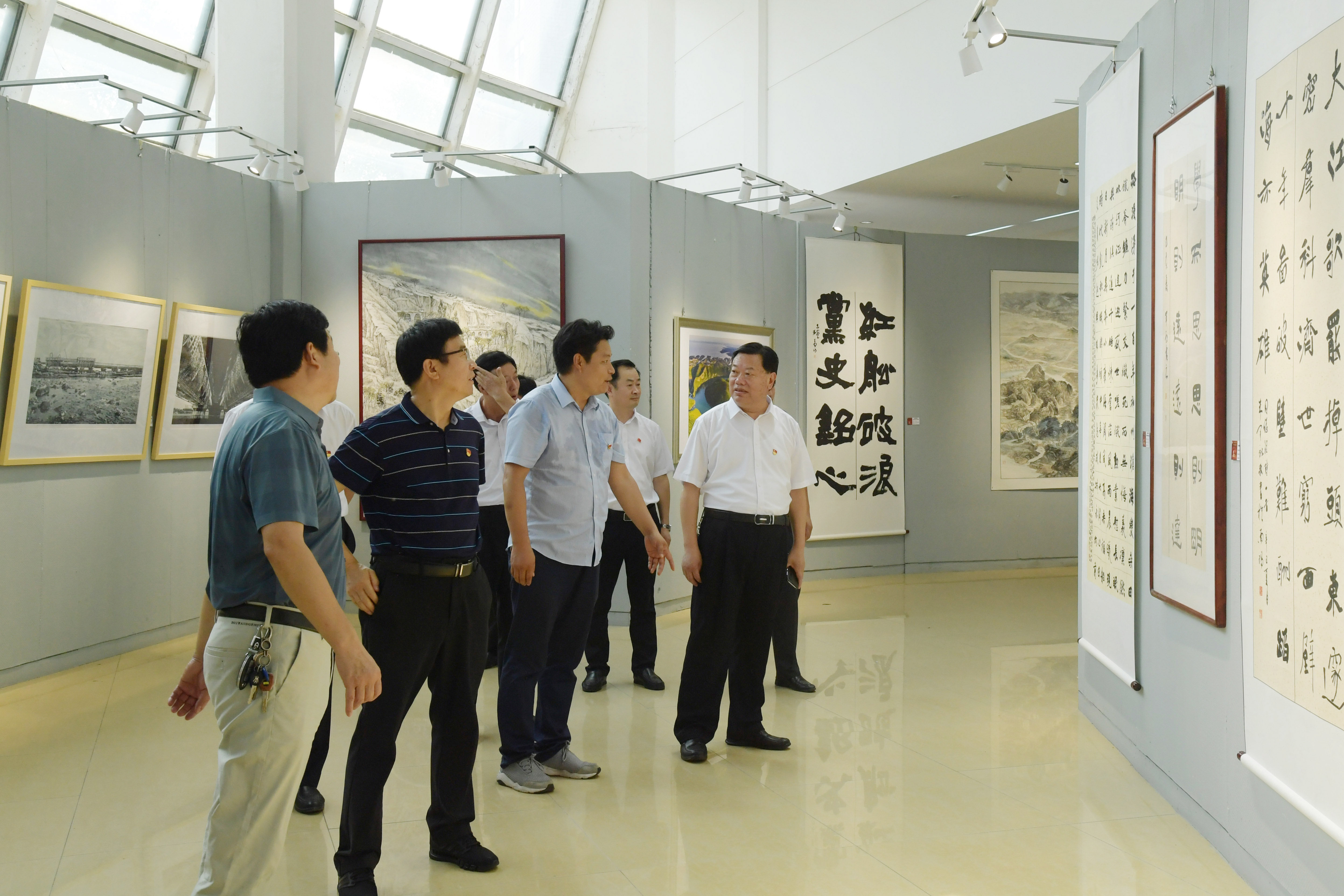 3.观看画展.JPG
