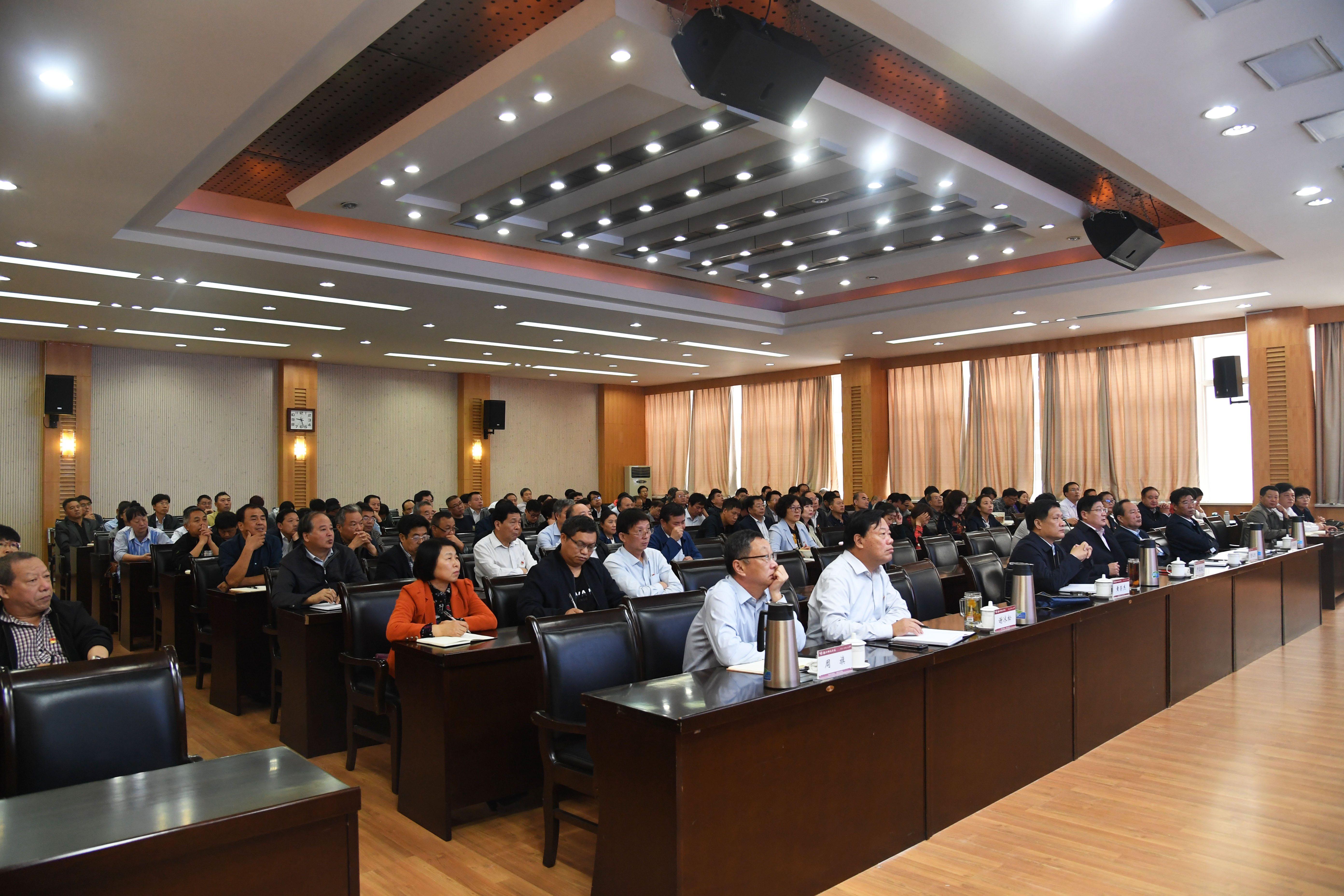 9月18日上午，校党委理论学习中心组举办“不忘初心、牢记使命”主题教育扩大学习会，南阳市委党校马克思主义基础理论教研室主任邹燕秋教授做专题报告 .jpg