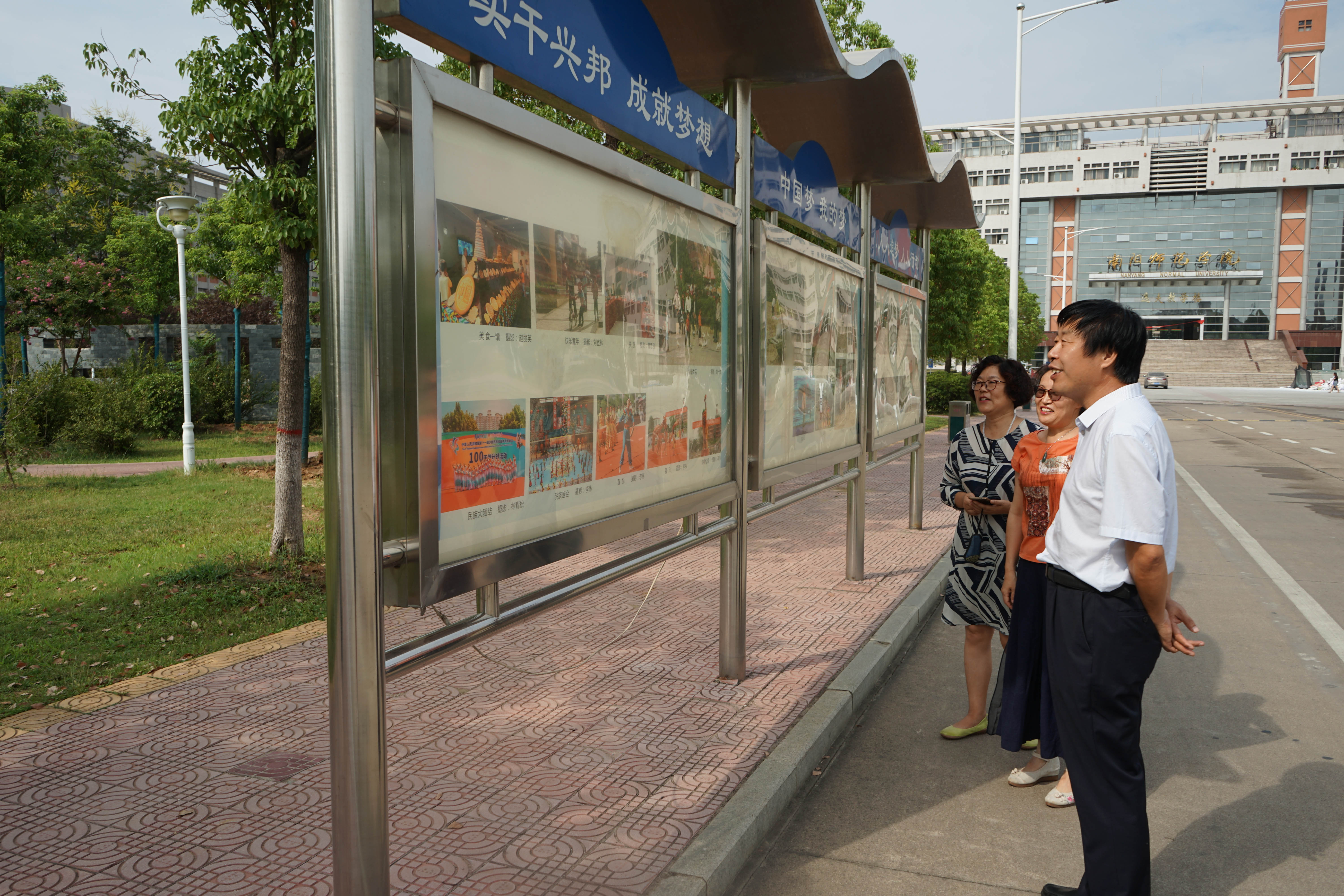 校党委副书记邵书峰观看作品展.JPG