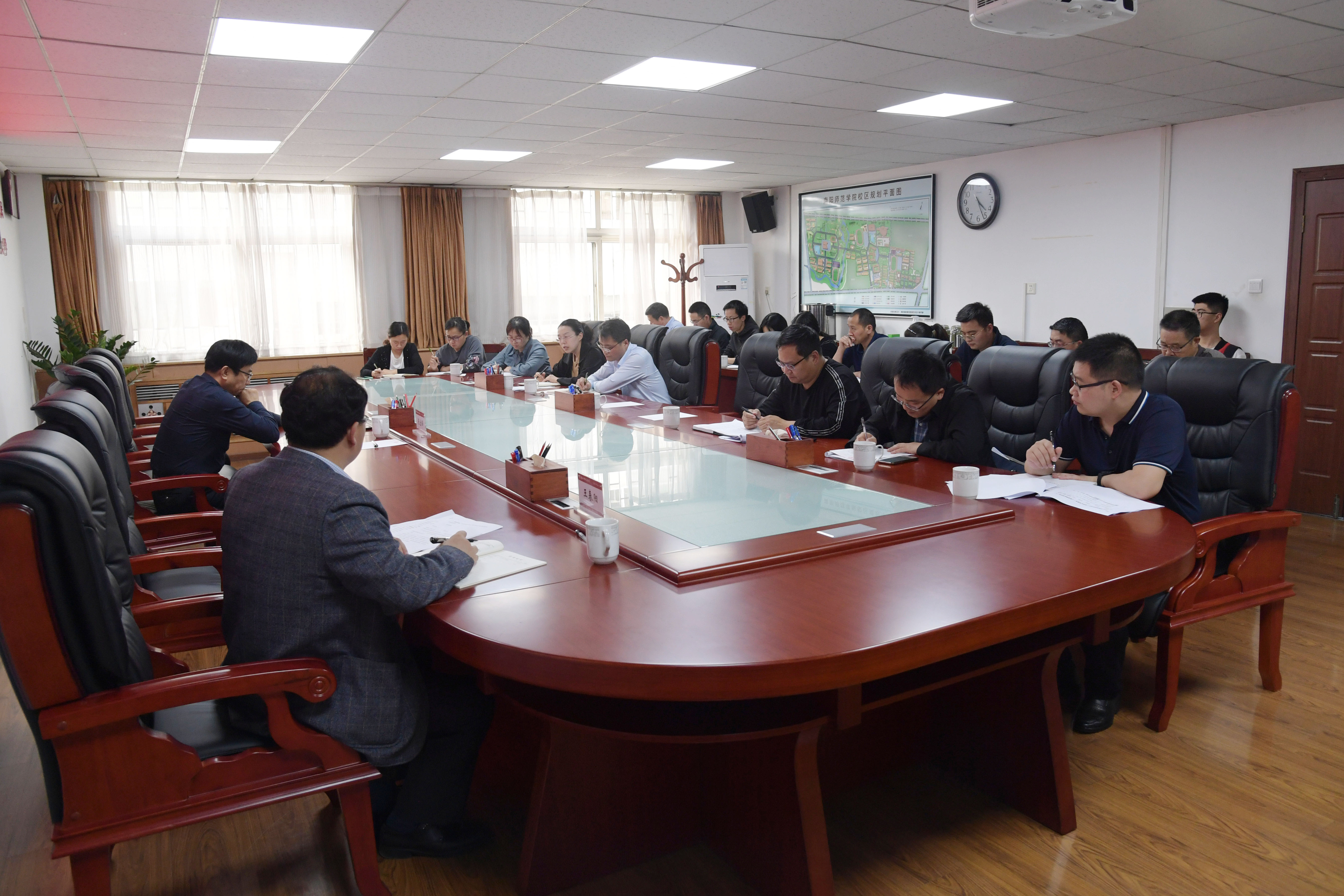 2.研讨会现场.jpg