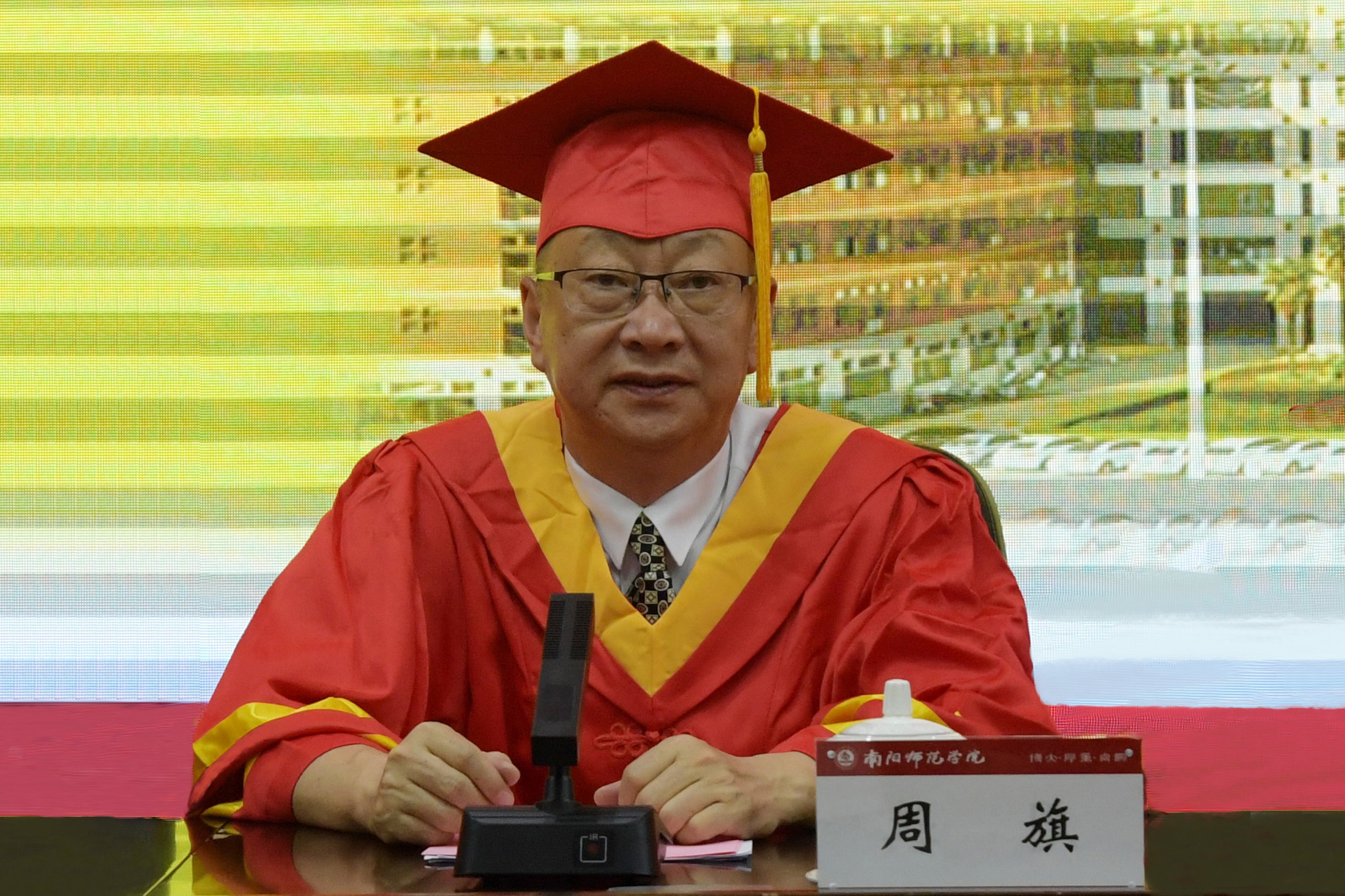 5.副校长周旗宣读了《必赢线路检测3003no1学位评定委员会关于授予徐安乐等48名研究生工程硕士专业学位的决定》.jpg
