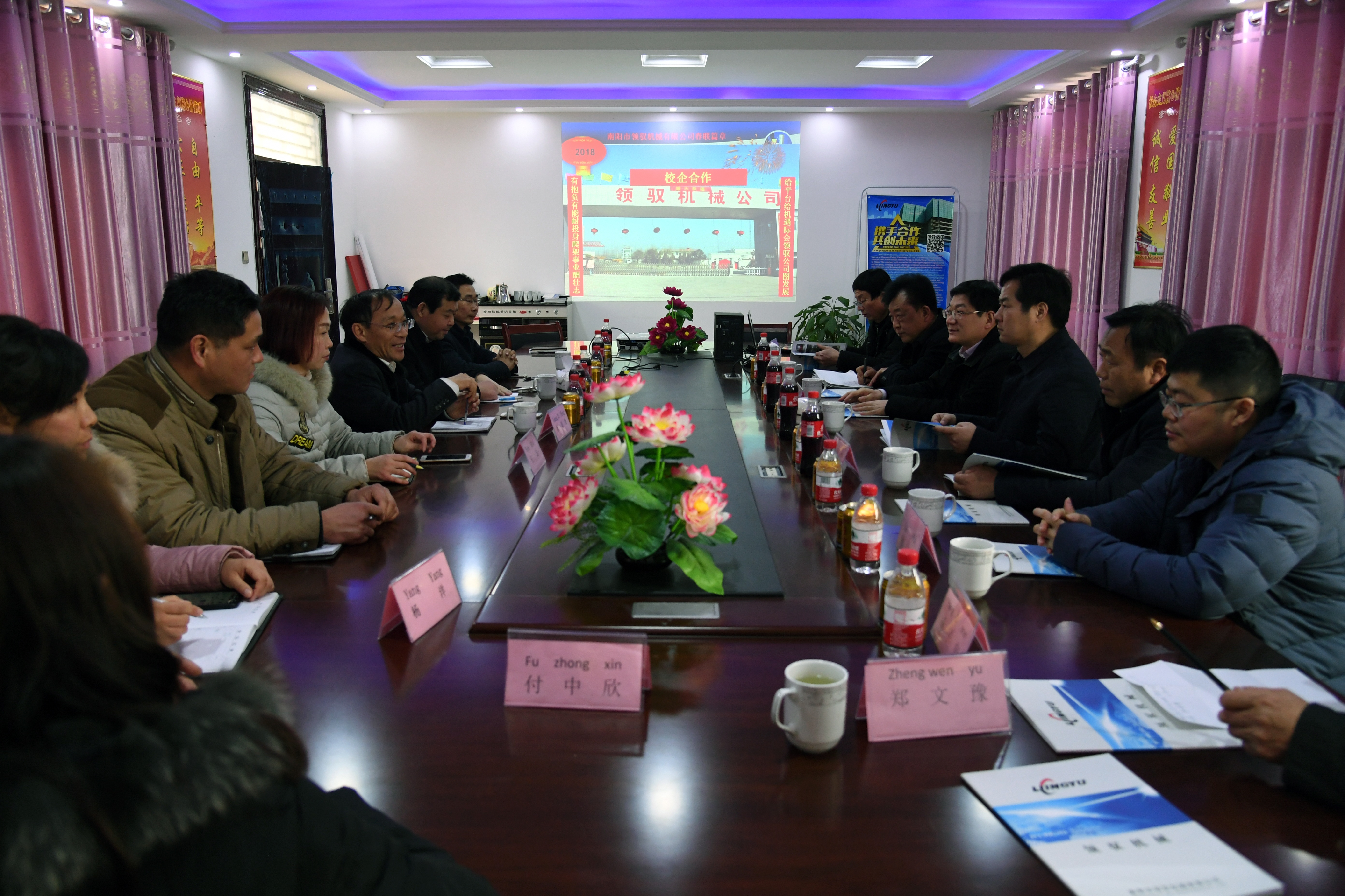 3座谈会现场.jpg