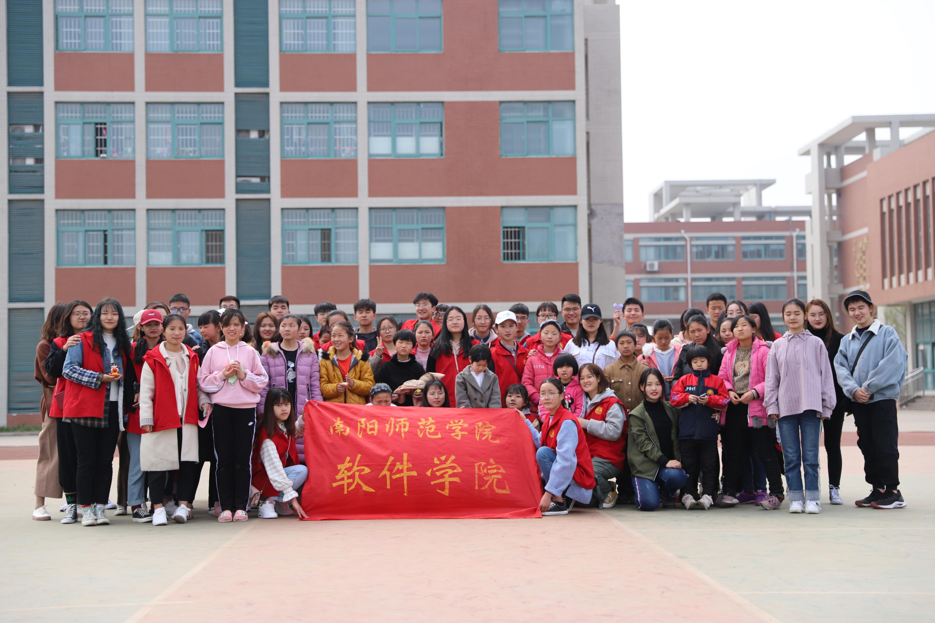 软件学院志愿者们赴南阳市特殊教育学院开展“阳光温暖稚嫩心灵，用心亲吻折翼天使”志愿服务活动.JPG
