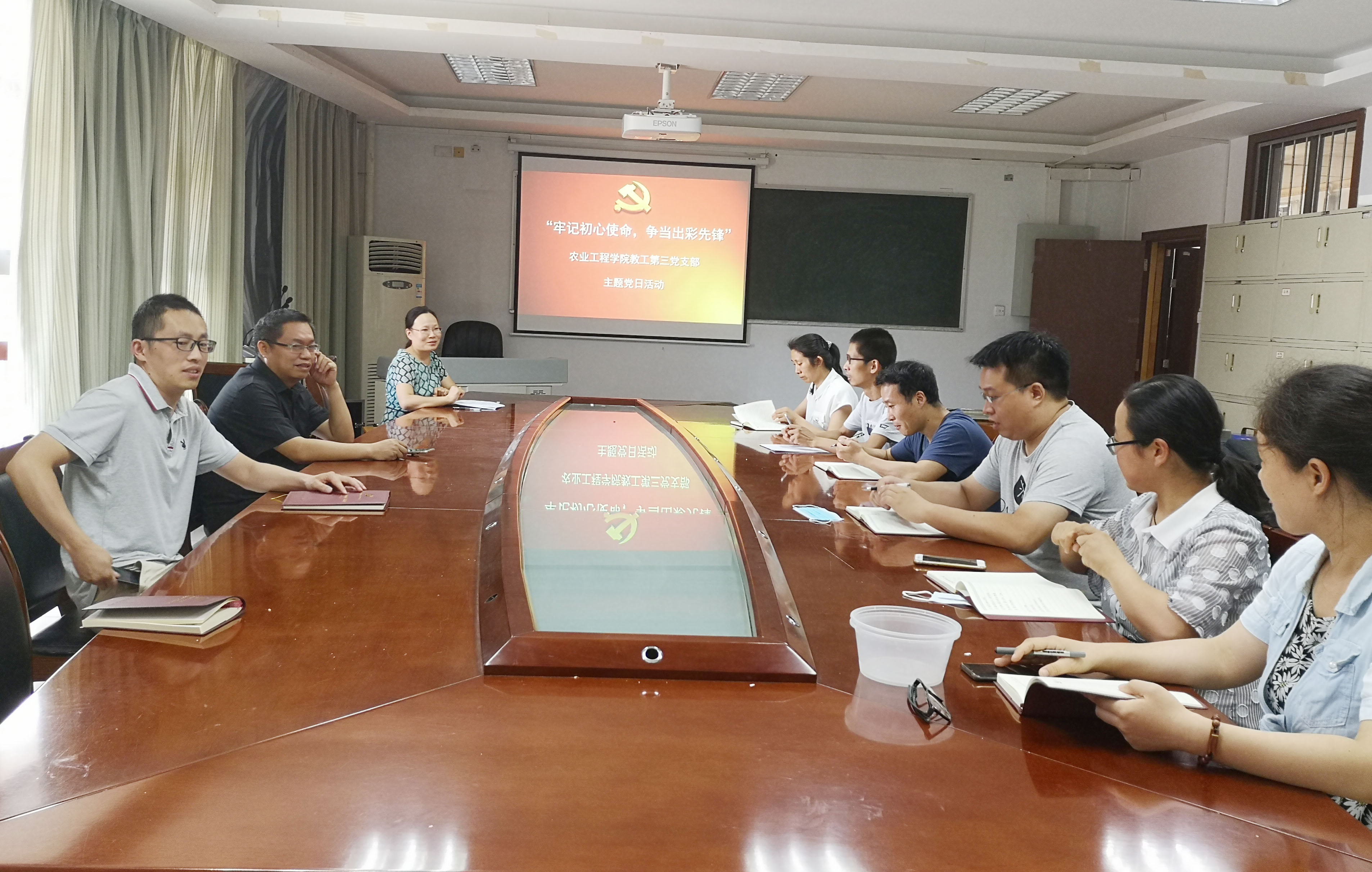 农业工程学院党总支举行重温入党誓词主题党日活动.jpg