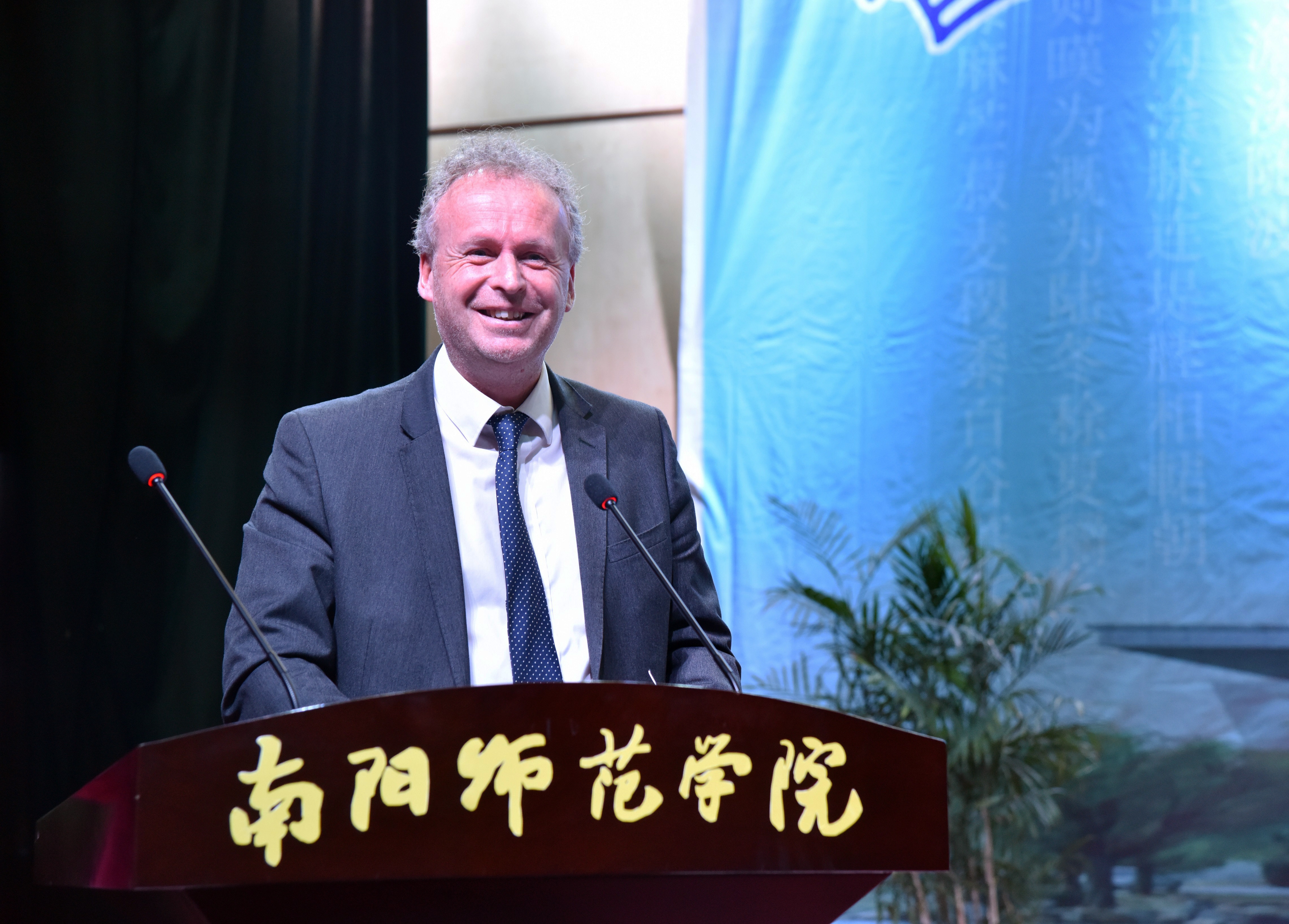 英国威尔士大学人文艺术学院院长Jeremy Smith（杰瑞米 史密斯）先生致辞.JPG