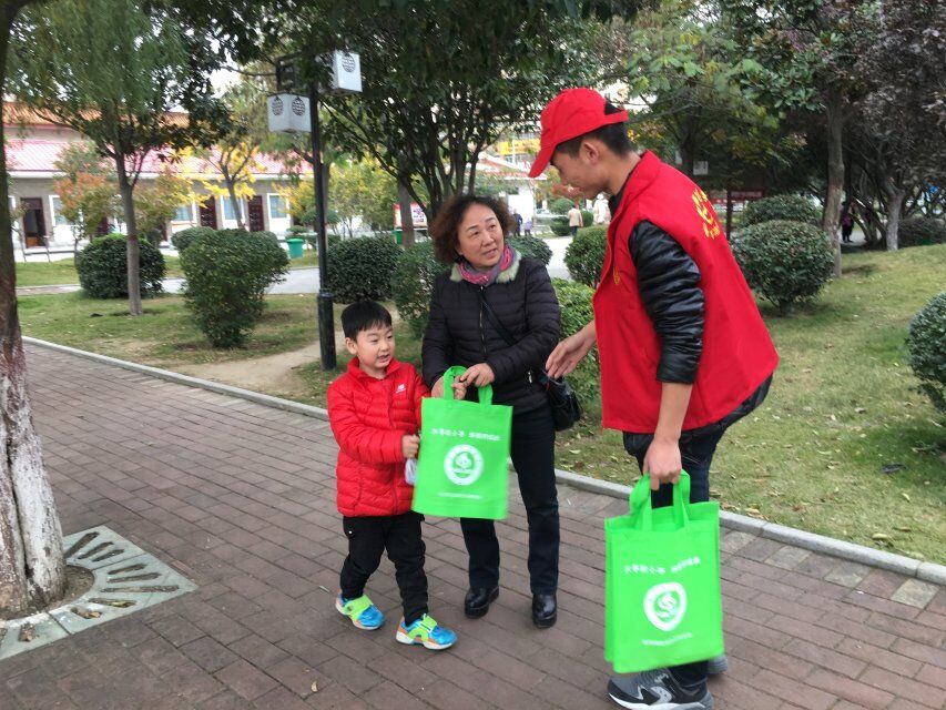 6环境科学与旅游学院  白河清洁活动.jpg