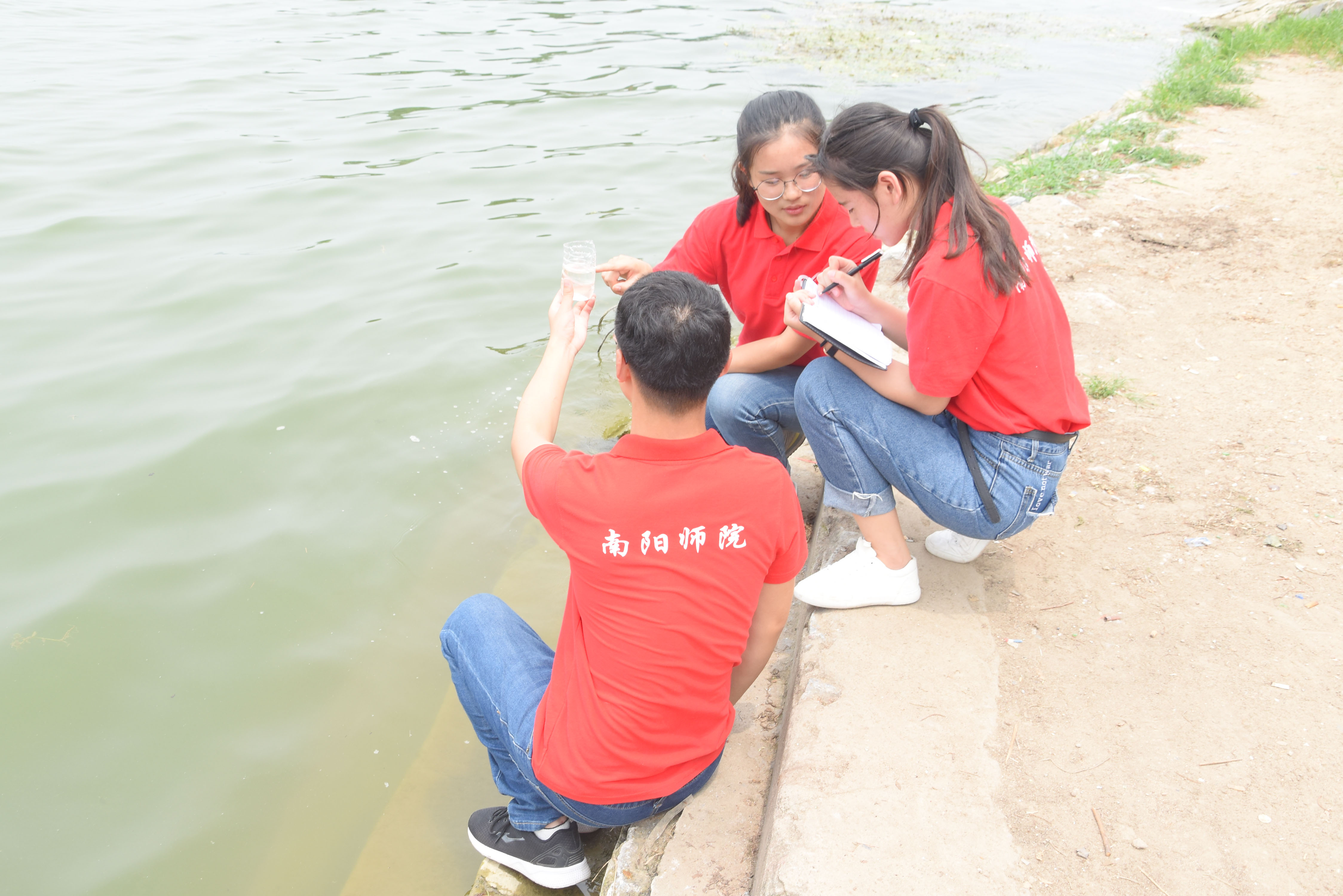 外语学院“绿色方舟”水质检验及环境治理志愿服务队进行水质检测.jpg