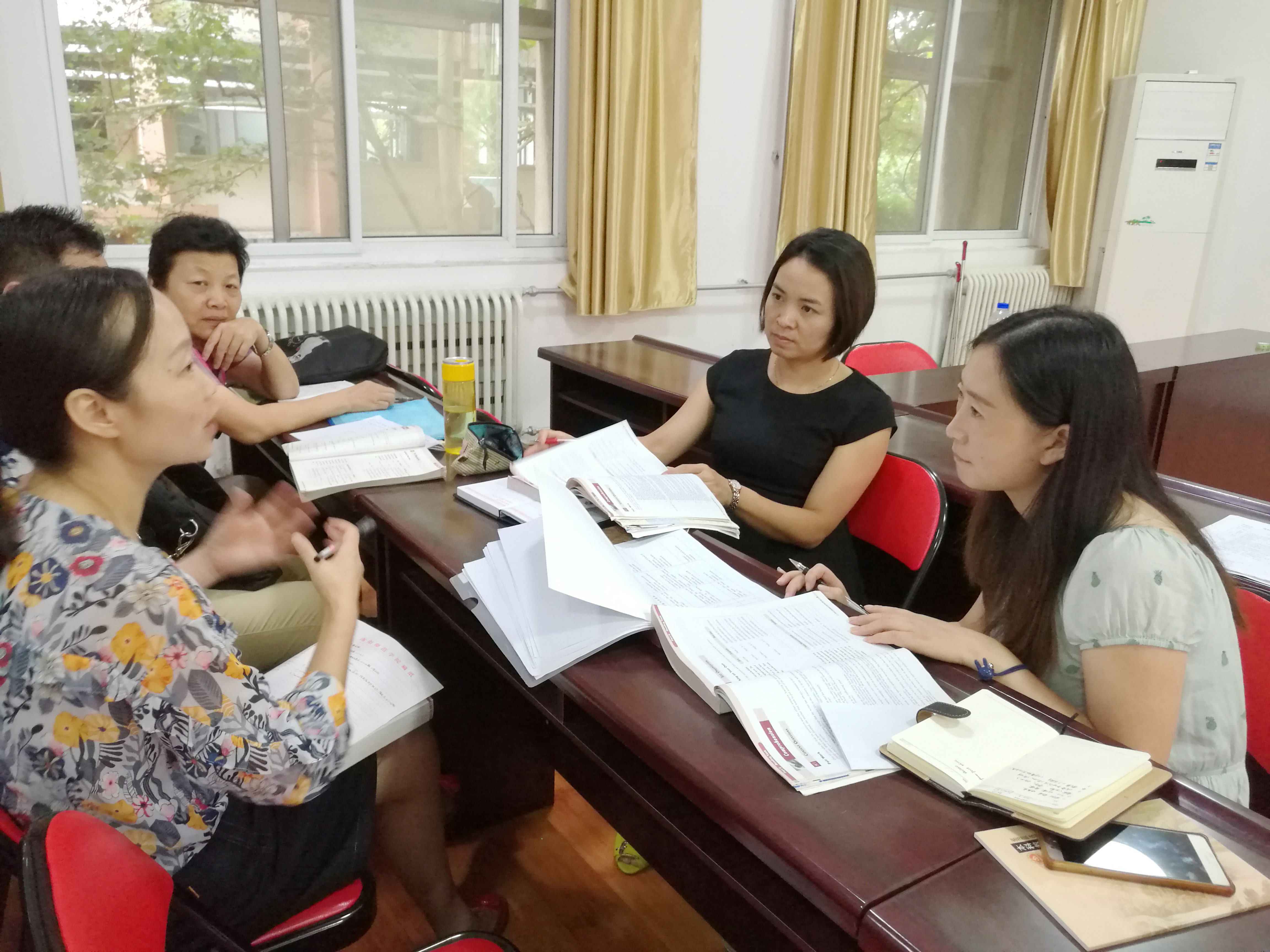 公共外语教学部老师在集体备课.jpg