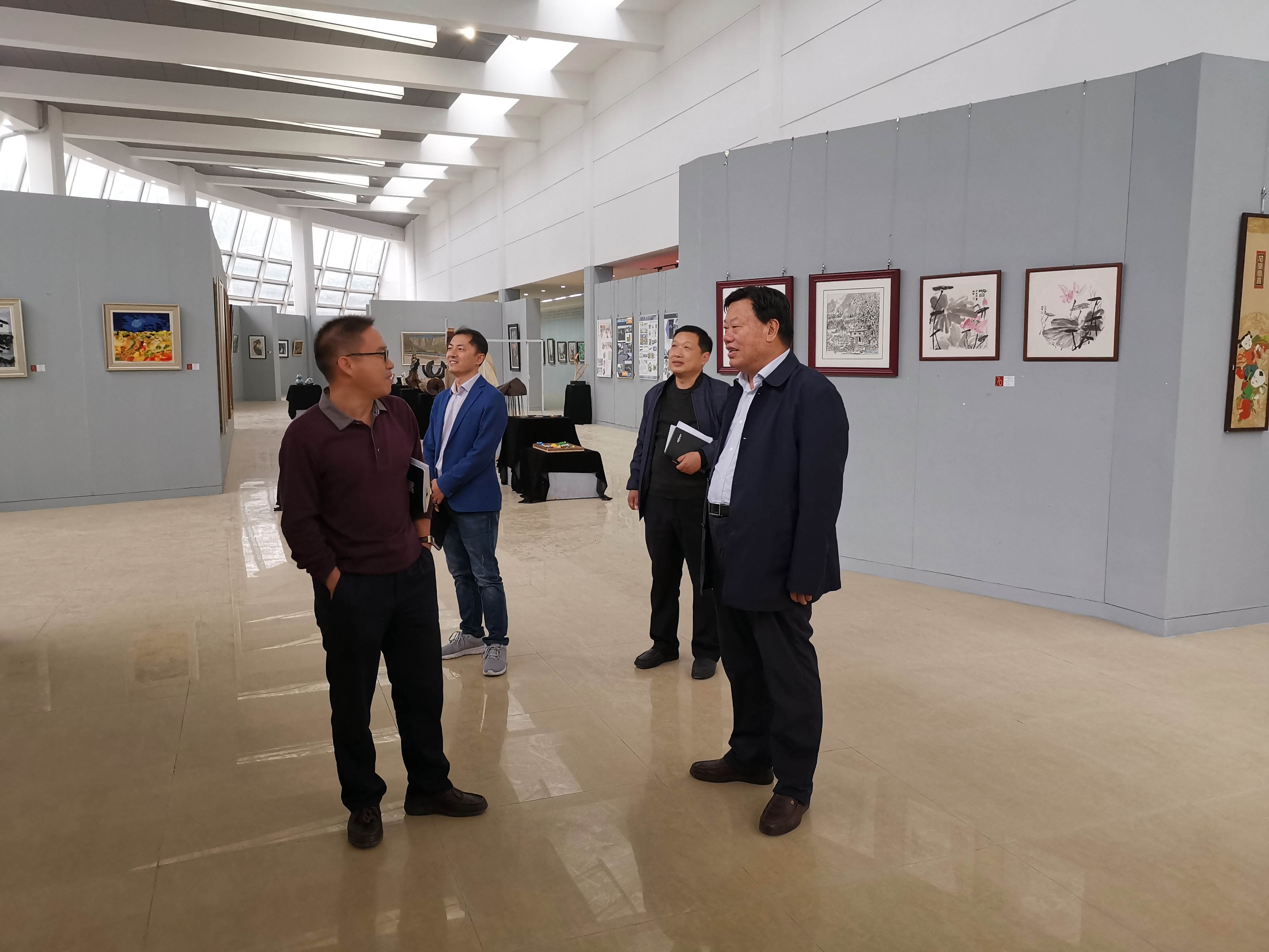 谢冰松在美术馆考察调研.jpg