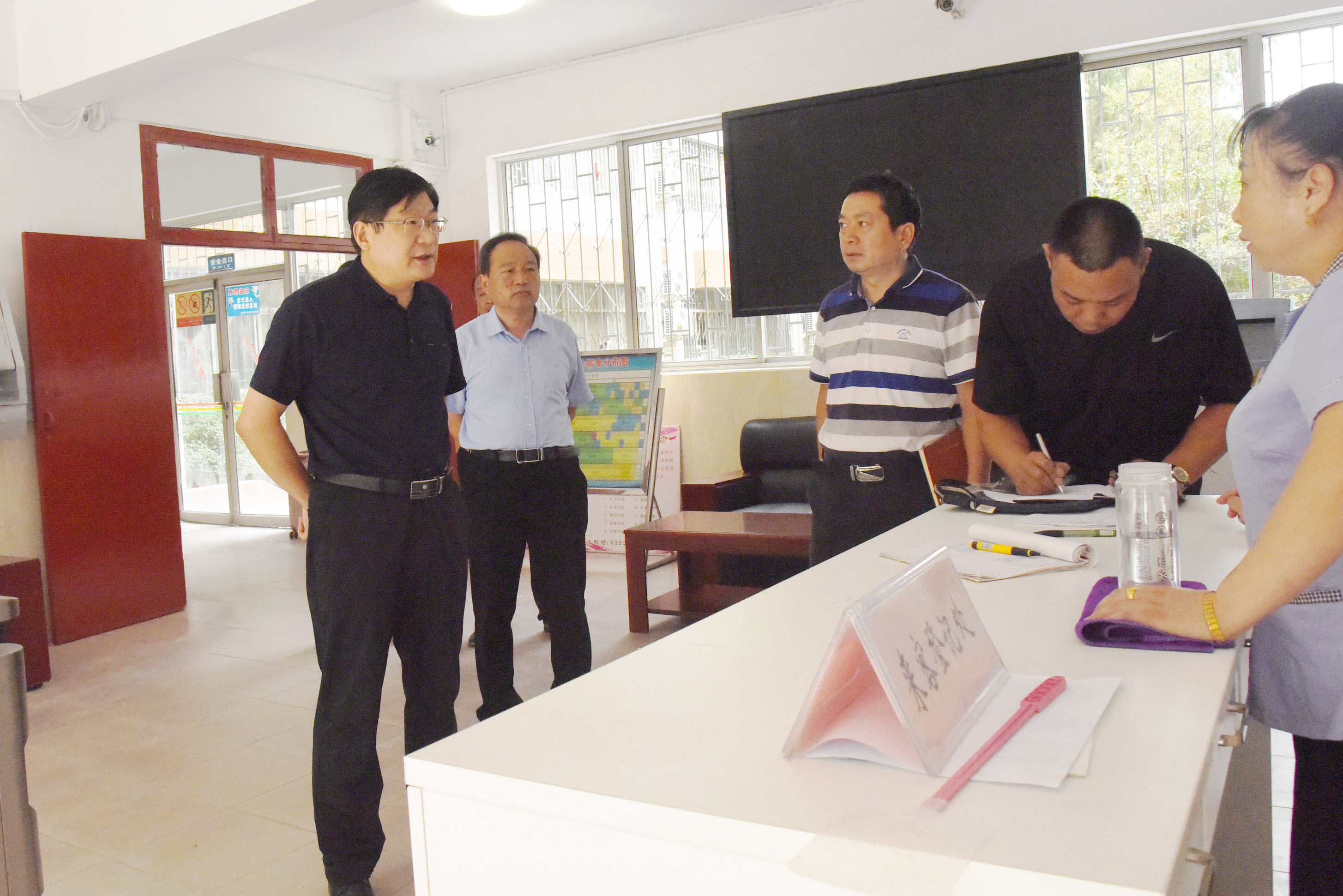 2校领导到学生公寓实地走访.jpg