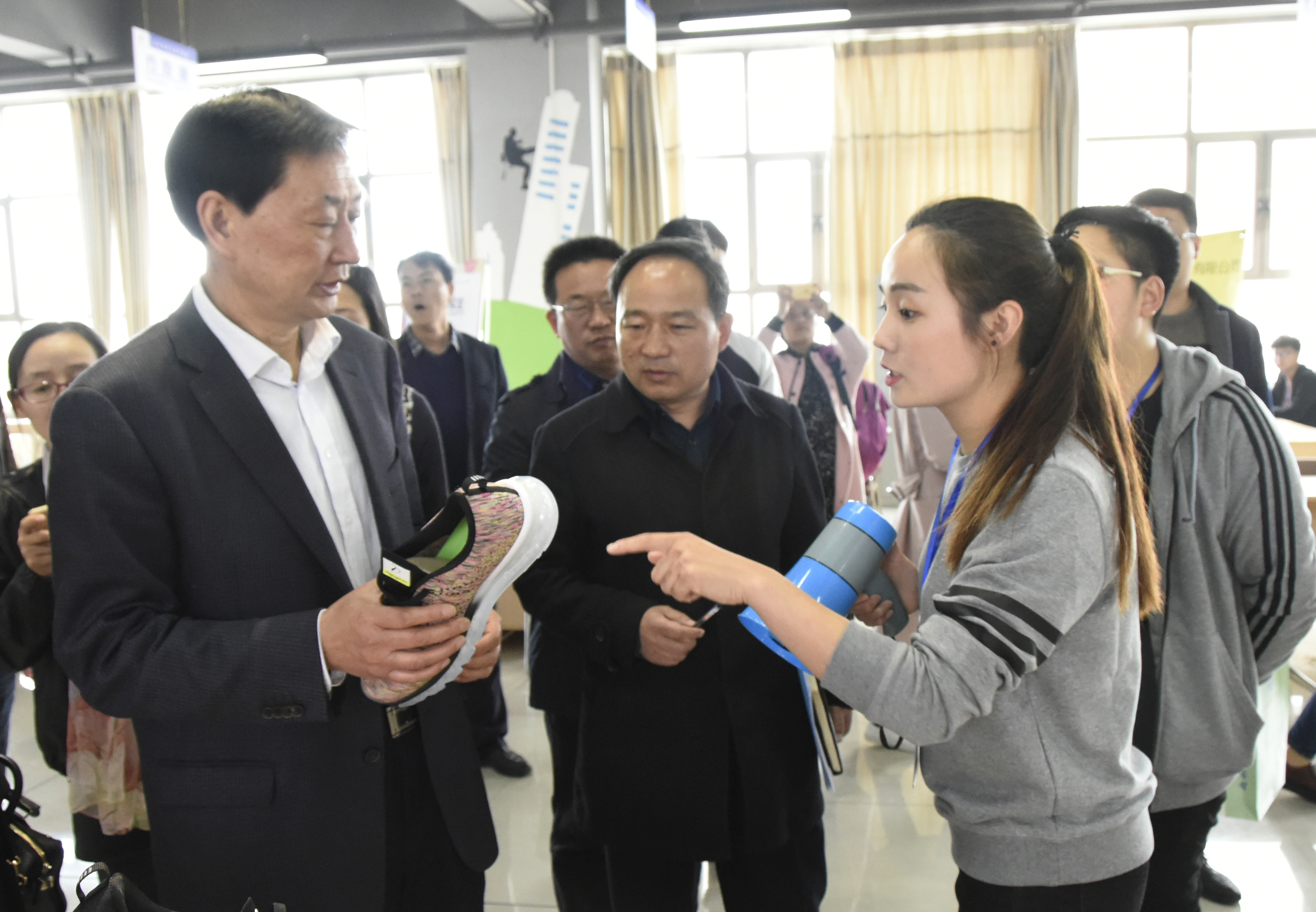 5与会代表到必赢官网就业指导与服务中心和创业孵化园参观学习.jpg